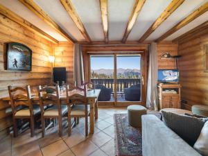 谷雪維爾的住宿－Appartement Courchevel 1850, 4 pièces, 6 personnes - FR-1-564-30，一间带桌椅和窗户的用餐室