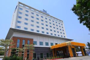 un gran hotel blanco con un edificio en Manjeera Sarovar Premiere, en Rajahmundry