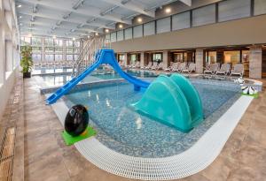 Bazén v ubytovaní Hunguest Hotel Bál Resort alebo v jeho blízkosti