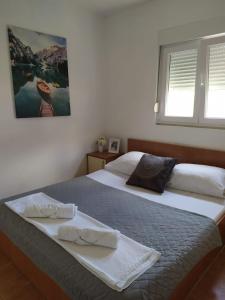Ein Bett oder Betten in einem Zimmer der Unterkunft Apartments Bralic
