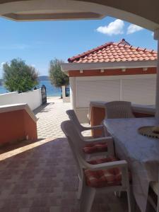 Ein Balkon oder eine Terrasse in der Unterkunft Apartments Bralic