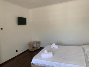 um quarto com uma cama com duas toalhas em Pensiunea Alin em Siseştii de Sus