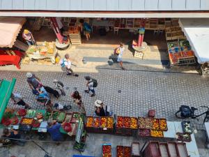 uma visão geral de um mercado com pessoas a passear em Triplex avec vue sur place du centre historique. em Foix