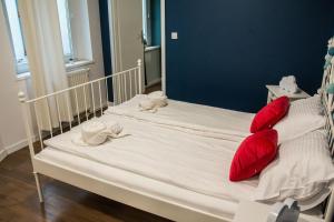A bed or beds in a room at Apartament Staromiejski Zakątek
