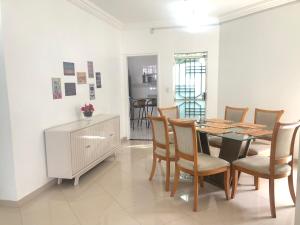 uma sala de jantar com mesa e cadeiras em Casa em bairro nobre - Caçari em Boa Vista