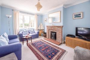 sala de estar con sofá y chimenea en Culver House en Aldeburgh