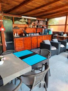 Restoran ili neka druga zalogajnica u objektu Casuta De La Mare Corbu