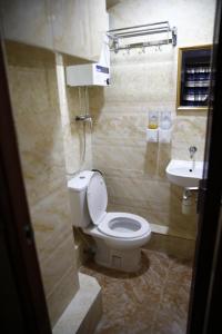 Ένα μπάνιο στο Legend Guest House