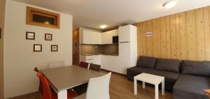 Kuchyňa alebo kuchynka v ubytovaní Residence Lores 2