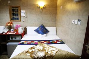 Ένα ή περισσότερα κρεβάτια σε δωμάτιο στο Legend Guest House