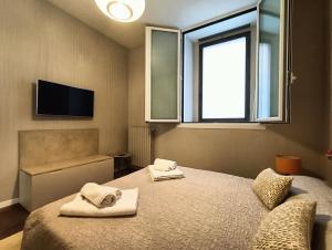 - une chambre avec un lit et 2 serviettes dans l'établissement Residenza Porta Romana, à Milan