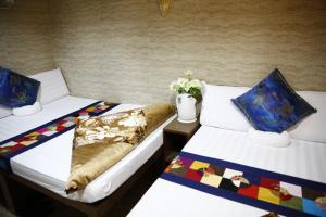 Un pat sau paturi într-o cameră la Legend Guest House