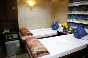 Ένα ή περισσότερα κρεβάτια σε δωμάτιο στο Legend Guest House