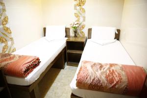 Ένα ή περισσότερα κρεβάτια σε δωμάτιο στο Legend Guest House
