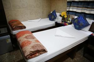 Ένα ή περισσότερα κρεβάτια σε δωμάτιο στο Legend Guest House