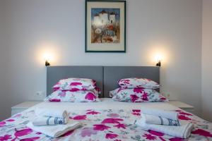 een bed met twee kussens en handdoeken erop bij Restaurant & Rooms Nino in Porat