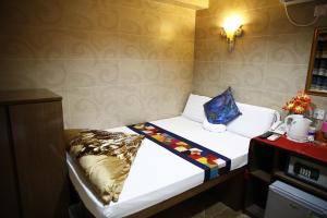 Ένα ή περισσότερα κρεβάτια σε δωμάτιο στο Legend Guest House