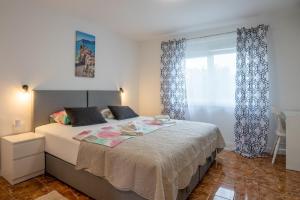 a bedroom with a bed and a window at Restaurant & Rooms Nino in Porat
