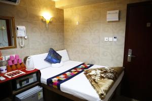 Ένα ή περισσότερα κρεβάτια σε δωμάτιο στο Legend Guest House