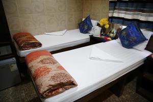 Ένα ή περισσότερα κρεβάτια σε δωμάτιο στο Legend Guest House