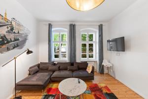una sala de estar con un sofá y una mesa en primeflats - Apartments Genter Berlin-Wedding, en Berlín