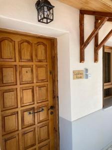 Pokój z drzwiami i znakiem na ścianie w obiekcie Catalina's house -Μικρή εξοχική κατοικία με αυλή & parking w mieście Xylokastron