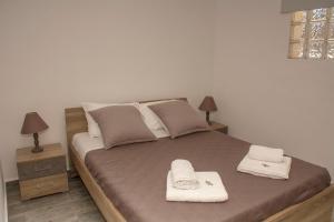 A bed or beds in a room at Anna's Home