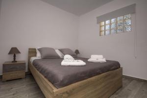 A bed or beds in a room at Anna's Home