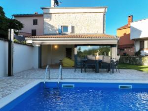 Villa con piscina frente a una casa en Casa Lampadina with Private Pool, en Vižinada