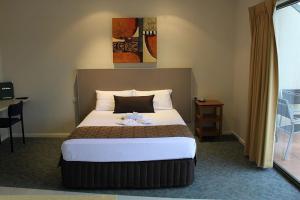 a bed in a hotel room with at Emerald Executive Apartments in Emerald
