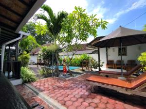 una villa con piscina e una casa di Pantai Bungalow Lembongan Island a Nusa Lembongan