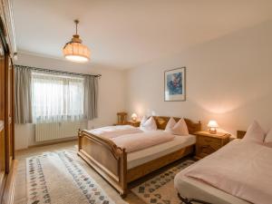 a bedroom with two beds and a window at Gästehaus Gerti in Kiefersfelden