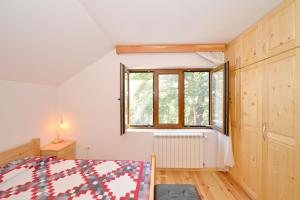 un dormitorio con una cama y una ventana en Forest house, en Cetinje
