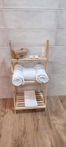 estante de madera con toallas en el baño en Hostal Restaurante La Mancha, en Ruidera