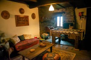 a living room with a couch and a table at Albergue ESCANLAR in Lugo