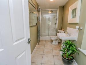 un bagno con wc, lavandino e doccia di Inglis Nook Cottage a Lochearnhead Altre 27 foto