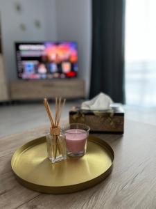 een gouden bord met een drankje op een tafel bij Apartament Modern cu o Camera in Timişoara