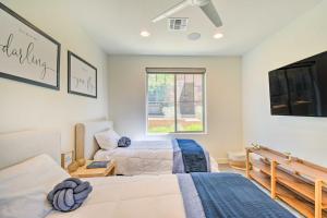 ein Schlafzimmer mit zwei Betten und einem Fenster in der Unterkunft Scottsdale Condo with Resort-Style Perks! in Scottsdale + 27 Fotos