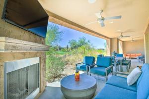 ein Wohnzimmer mit Kamin und blauen Stühlen in der Unterkunft Scottsdale Condo with Resort-Style Perks! in Scottsdale