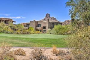 einen Blick nach außen auf ein Haus mit einem Berg in der Unterkunft Scottsdale Condo with Resort-Style Perks! in Scottsdale