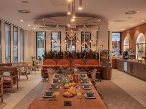 una mesa larga con comida en un restaurante en Ibis Styles Sevilla City Santa Justa, en Sevilla