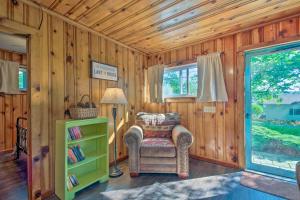 Gallery image of Cozy Newton Lake Cottage with View of the Lake! in Carbondale