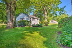 Cozy Newton Lake Cottage with View of the Lake! في Carbondale: منزل وسط ساحة فيها اشجار