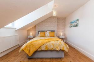 Tempat tidur dalam kamar di Central Broadstairs Apartment Close To Beach