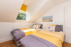 Un pat sau paturi într-o cameră la Central Broadstairs Apartment Close To Beach