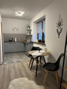Kuchyňa alebo kuchynka v ubytovaní Apartamenty Cichy Kącik