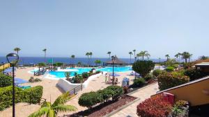 Una vista de un complejo turístico con piscina. en Rocas del Mar 129, en Costa del Silencio