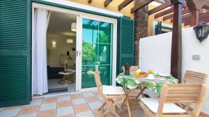 Un patio con una mesa y sillas en un patio. en Rocas del Mar 129, en Costa del Silencio