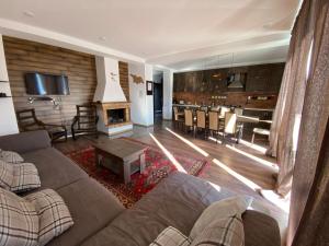 Гостиная зона в Mountain Cricket Chalets and Apartments Gudauri
