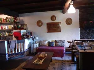 sala de estar con sofá y mesa en Albergue ESCANLAR, en Lugo